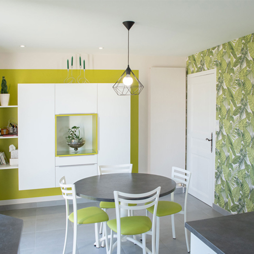 Ensemble peinture et décor mural vert dans une cuisine